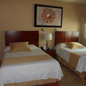Los Pinos Casa-Habitacion
